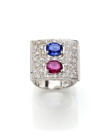 Anello in oro bianco con rubino e zaffiro ovali per complessivi ct. 2,25 circa