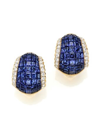 Orecchini a lobo in oro giallo e bianco con diamanti rotondi e zaffiri calibré,