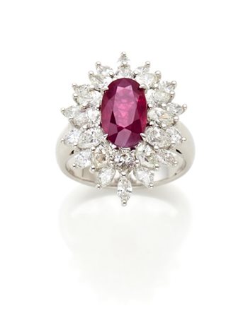 Anello in oro bianco e diamanti a contornare un rubino ovale di ct. 2,99 circa