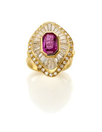 Anello in oro giallo con diamanti tapered e tondi per complessivi ct. 2,30 circ