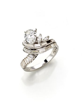 Anello in platino e diamanti con diamante a goccia di ct. 1,44 circa, diamanti