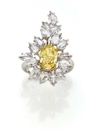 Anello in oro bianco con diamanti a goccia taglio mezza rosetta con al centro u