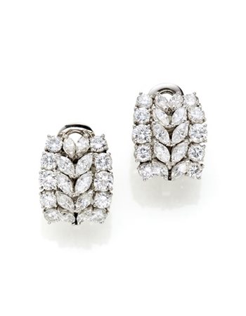 Orecchini a clip in oro bianco con diamanti tondi e navette per complessivi ct.