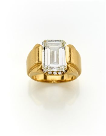 Anello in oro giallo con diamante ottagonale di ct. 8,45 rifinito con diamanti