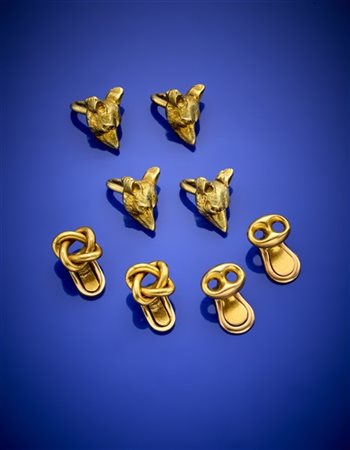 Lotto in oro giallo composto da quattro bottoni da sparato a guisa di nodo e an