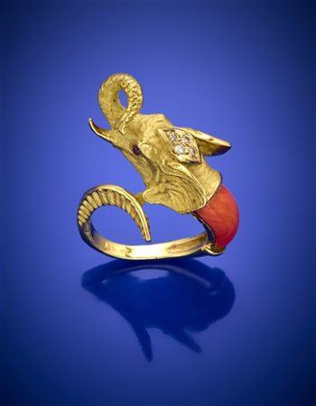 Anello in oro giallo in parte satinato e corallo arancione a guisa di testa di
