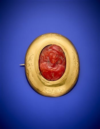 Spilla in oro giallo con cammeo in corallo rosso, g 13,15 circa, lungh. cm 5,30