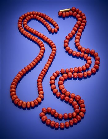 Due collane di diverse lunghezze a barilotti sfaccettati di corallo arancione,