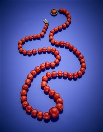 Lunga collana a barilotti di corallo rosso a scalare da mm 6,15 a mm 20,15 circ
