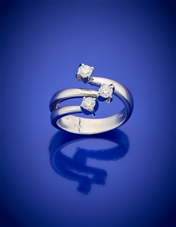 Anello in oro bianco e tre diamanti rotondi per complessivi ct. 0,40 circa, g 6