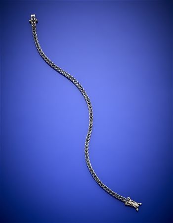 Bracciale tennis in oro bianco e zaffiri rotondi per complessivi ct. 4,00 circa