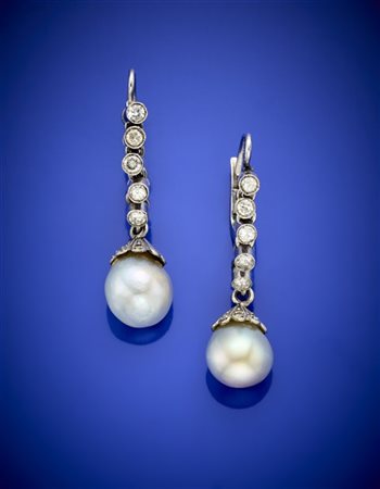 Orecchini pendenti in oro bianco ognuno con cinque diamanti rotondi e due perle