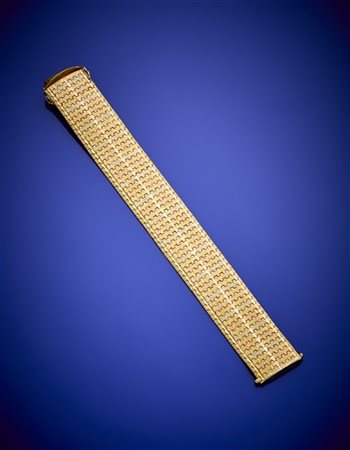 Bracciale a fascia morbida in oro a tre colori cesellato, g 63,60 circa, lungh.
