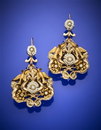 Grandi orecchini pendenti in oro giallo, rosso 333/1000 e metallo dorato sbalza