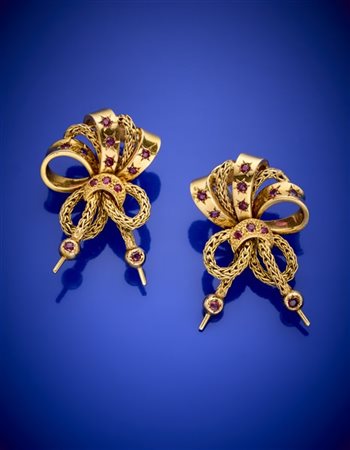 Orecchini a fiocco in oro giallo con nappe e piccoli rubini con montatura etoil