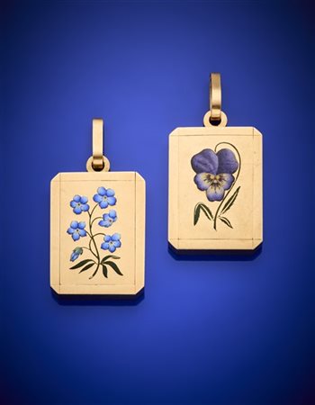 Due pendenti portafoto di forma ottagonale in oro rosso e smalti floreali, comp