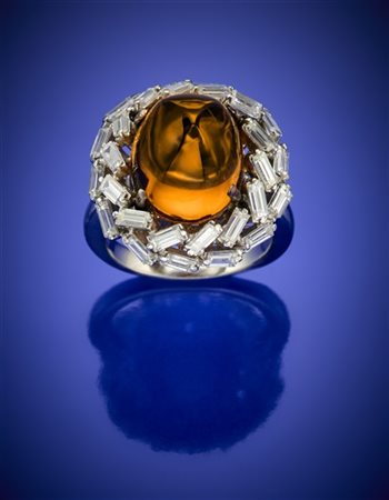 Anello in platino con diamanti a baguette a contornare un quarzo citrino sugar