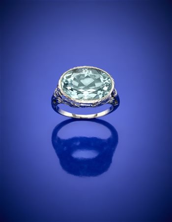 Anello in oro bianco traforato con acquamarina ovale di ct. 5,70 circa, g 3,76