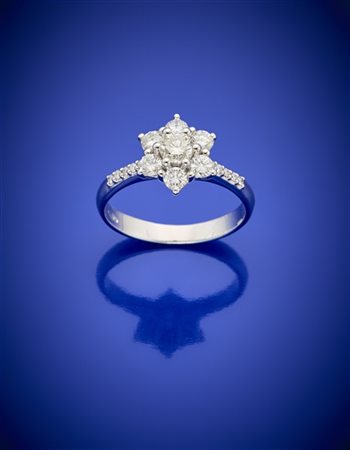 Anello in oro bianco a fiore con diamanti rotondi per complessivi ct. 0,90 circ