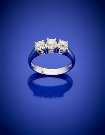 Anello trilogy in oro bianco e diamanti old mine per complessivi ct. 1,30 circa