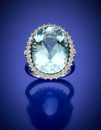 Anello in oro bianco con diamanti a circondare una acquamarina ovale di ct. 14,