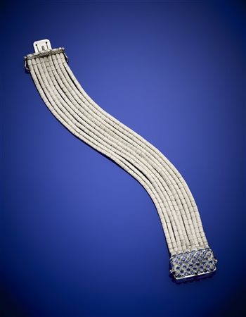 Bracciale in oro bianco a nove fili satinati con zaffiri sulla chiusura, g 67,7