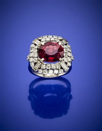 Anello in oro bianco e diamanti per complessivi ct. 1,40 circa a circondare una