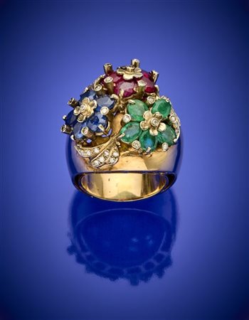 Anello a fascia in oro giallo con tre fiori in rubini, zaffiri, smeraldi e diam