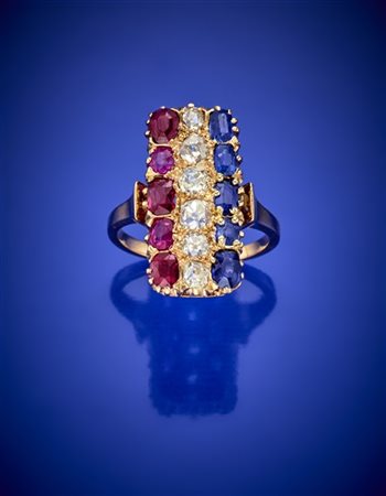 Anello in oro giallo di forma rettangolare con diamanti old mine, rubini e zaff