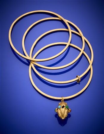 Quattro bracciali rigidi a cerchio sagomato in oro giallo con un charm, comples