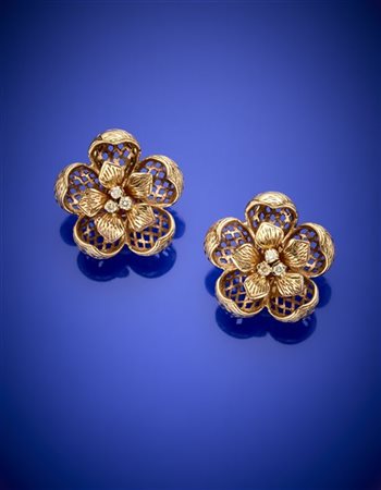 Orecchini traforati a fiore in oro rosso 500/1000 e diamanti, g 18,07 circa, di
