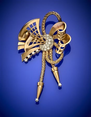 Broche a nastri e volute in oro rosso, platino e diamanti con due pendenti, g 2