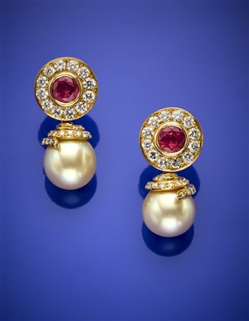 Orecchini pendenti in oro giallo con diamanti per complessivi ct. 1,80 circa, r