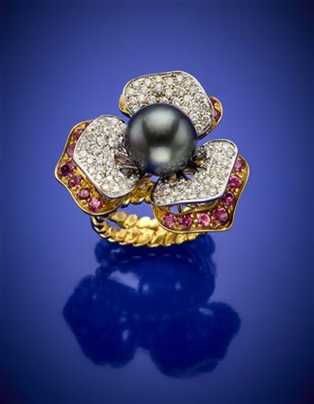 Anello in oro giallo e bianco a fiore con diamanti per complessivi ct. 2,10 cir