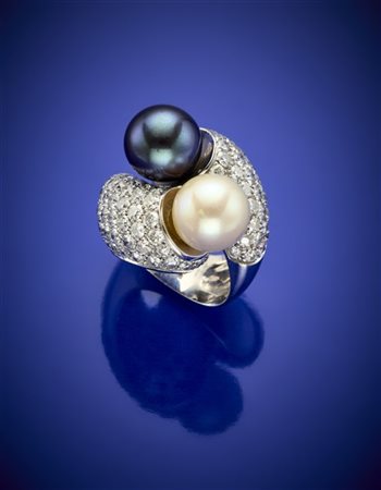 Anello contrariè in oro bianco con diamanti per complessivi ct. 5,00 circa e du