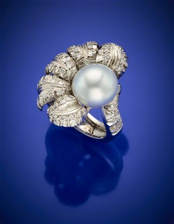 Anello in oro bianco a tema floreale con diamanti e perla bianca di mm 11,60 ci