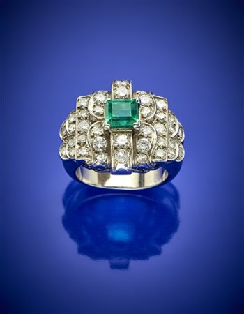 Anello in oro bianco, diamanti per complessivi ct. 1,00 circa e smeraldo taglio