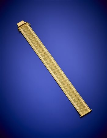 Bracciale a fascia morbida in oro giallo, g 50,00 circa, lungh. cm 19,10 circa.