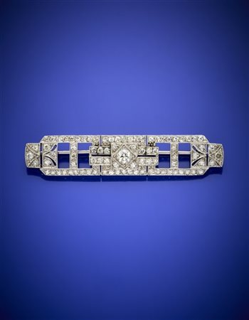 Spilla a barretta in platino e diamanti, al centro diamante di ct. 0,20 circa,