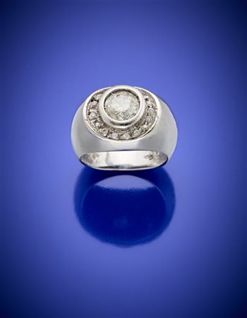 Anello in oro bianco con diamante centrale di ct. 1,13 circa contornato da altr