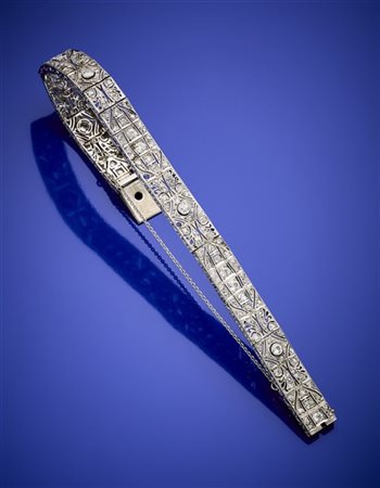 Bracciale in platino rifinito con diamanti, g 29,65 circa, lungh. cm 19,50 circ