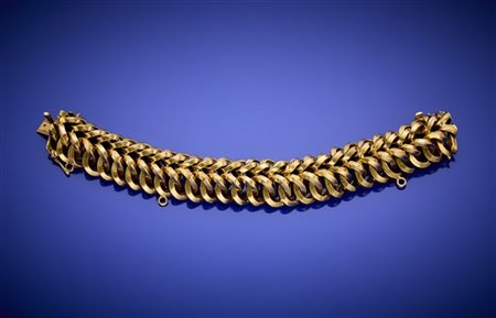 Bracciale a catena inanellata, g 83,40 circa, lungh. cm 20,00, h cm 2,20 circa.