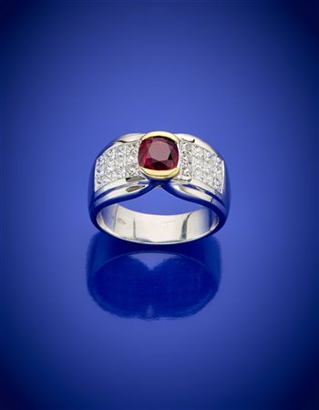 Anello in platino e oro giallo con diamanti princess cut per complessivi ct. 1,