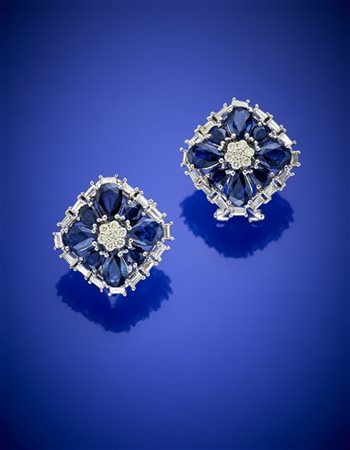 Orecchini in oro bianco a guisa di fiore con diamanti e zaffiri, g 7,71 circa,