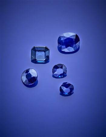 Lotto di cinque zaffiri di varie forme e dimensioni per complessivi ct. 6,98 ci
