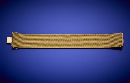 Bracciale a fascia morbida in oro giallo, g 62,69 circa, lungh. cm 19,20, h cm