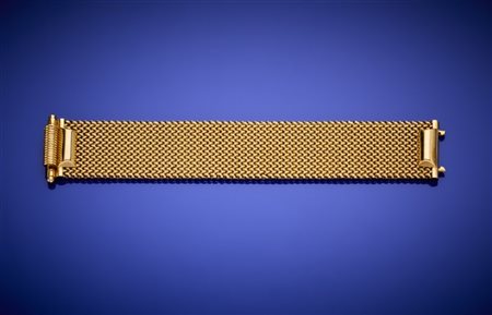 Bracciale a fascia morbida in oro giallo, g 60,81 circa, lungh. cm 20,40 circa.