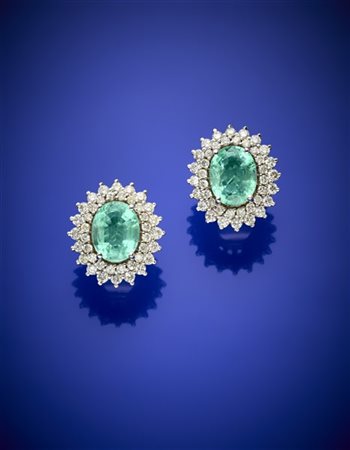 Orecchini in oro bianco, diamanti e due berilli verdi per complessivi ct. 3,20