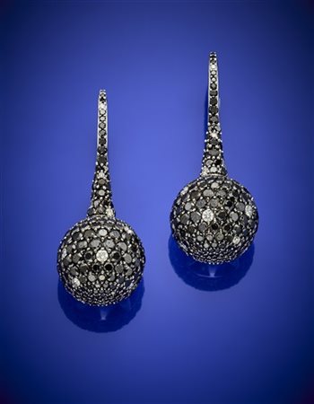 Orecchini pendenti a monachella con sfere finali rifiniti in diamanti neri per