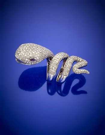 Anello a guisa di serpente in oro bianco e diamanti a pavè per complessivi ct.
